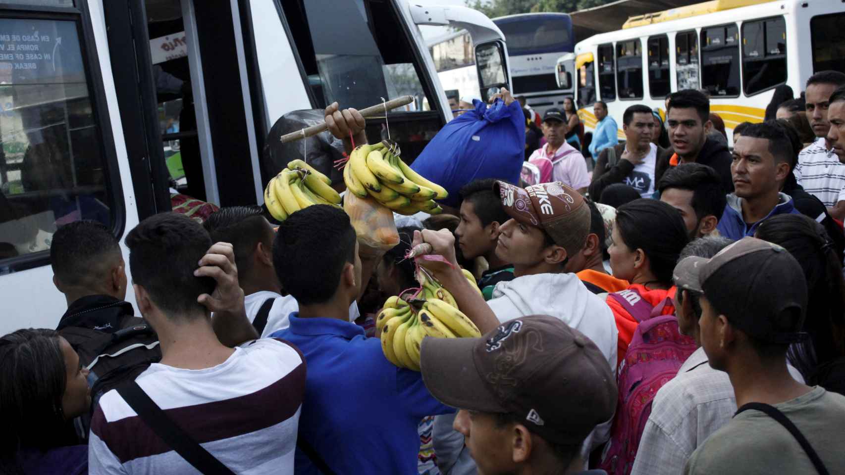 Colas en Venezuela para coger un autobús