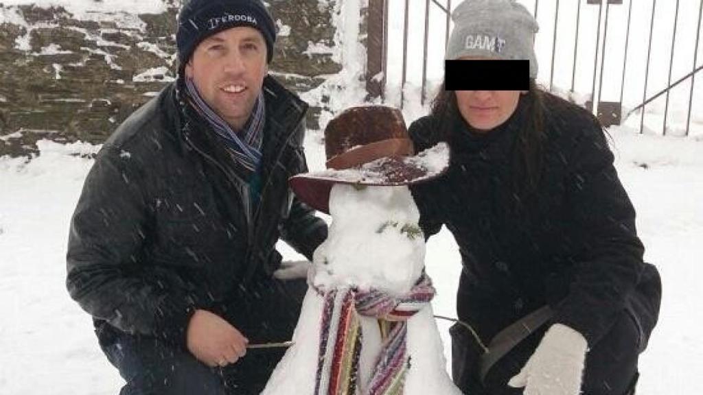 El Chicle y su mujer posan en un viaje en la nieve.