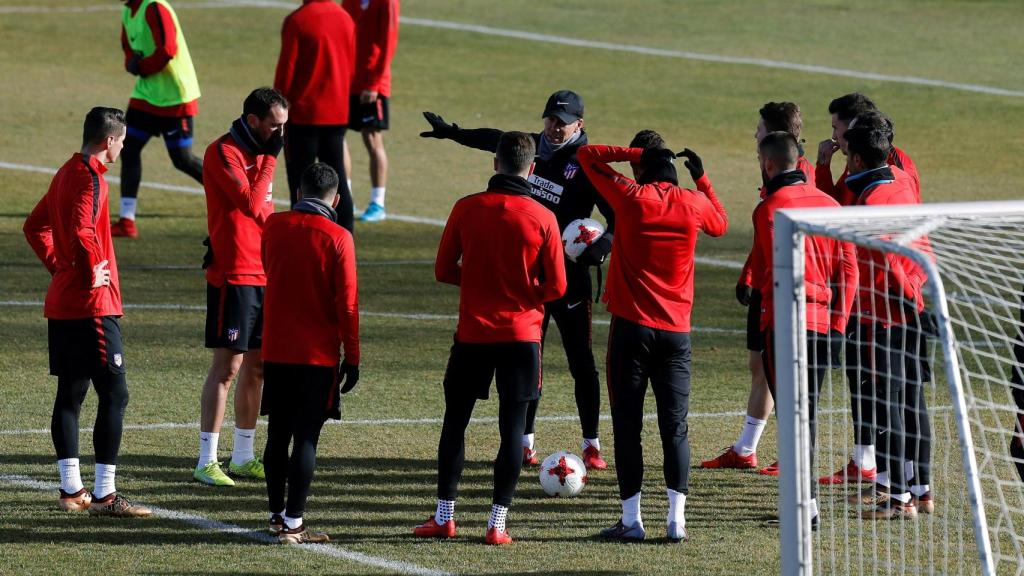 Simeone, junto a alguno de sus jugadores.