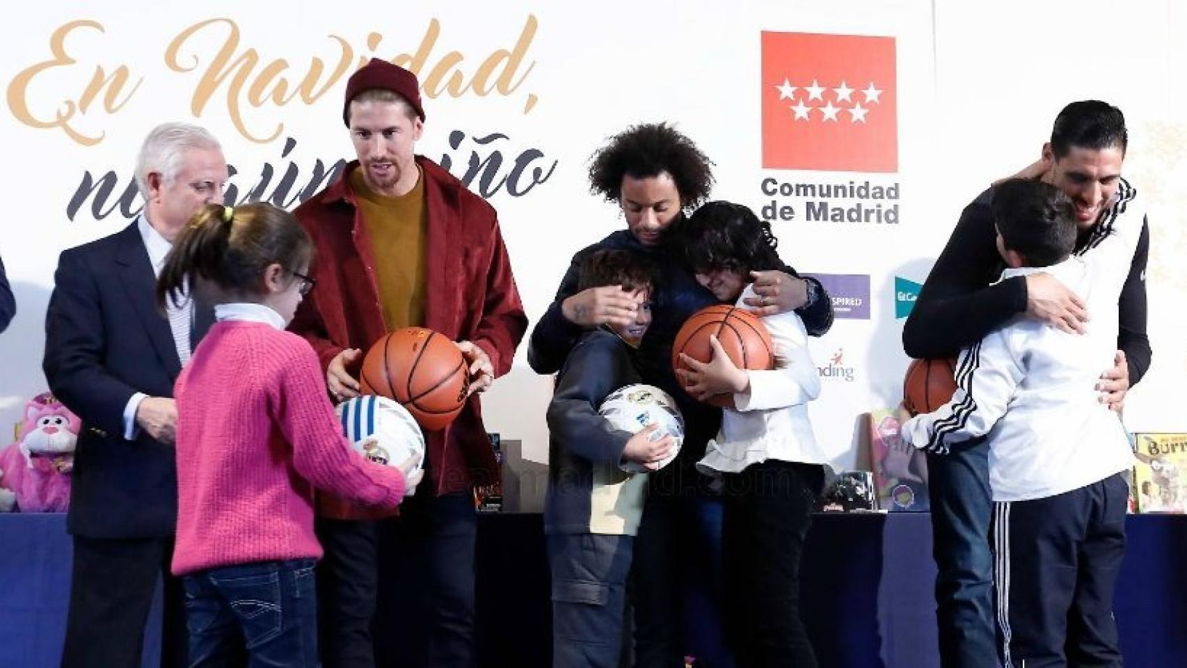Ramos, Marcelo y Ayón repartiendo regalos