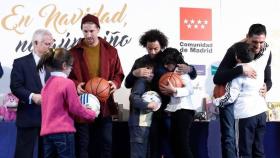 Ramos, Marcelo y Ayón repartiendo regalos