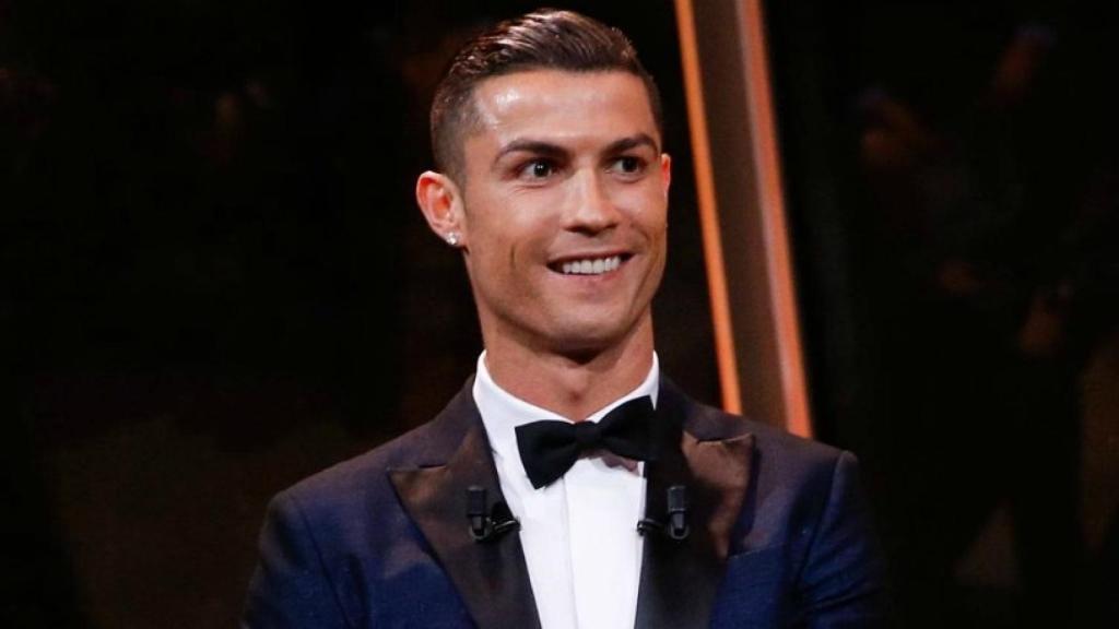 Cristiano junto al Balón de Oro