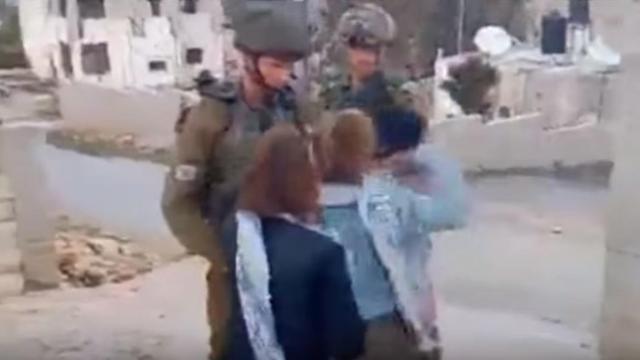 Un tribunal militar acusa de 12 cargos a la adolescente que golpeó a soldados israelíes