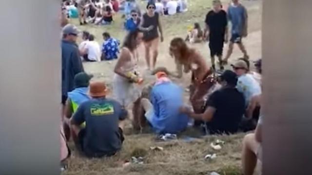 Un hombre toca el pecho de una chica en topless y le  caen unos buenos sopapos