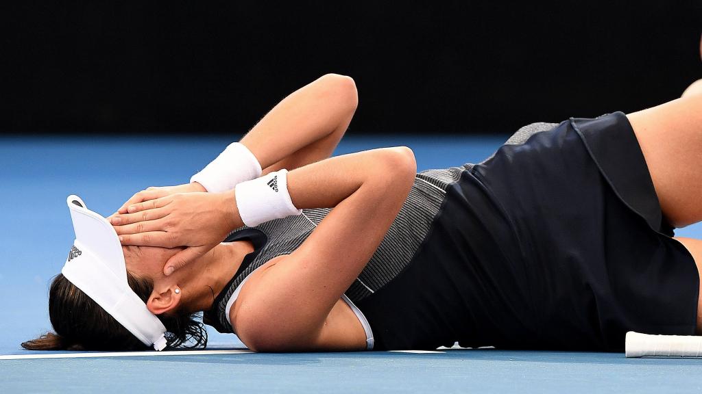 Muguruza, acalambrada en el suelo de la pista central de Brisbane.