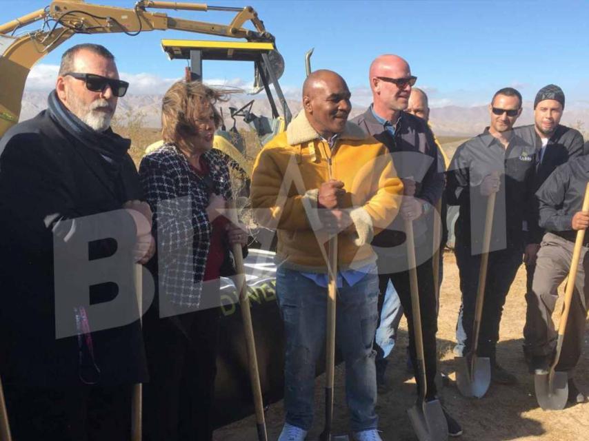 Mike Tyson junto a sus socios y la alcaldesa de California City el pasado 1 de enero.