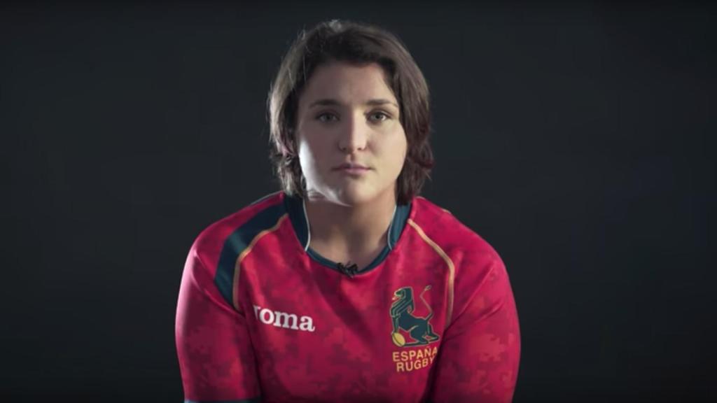 Una de las jugadoras de la Selección española de rugby en la grabación del anuncio.
