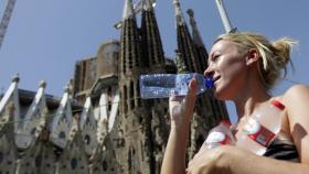 Una turista ante la Sagrada Familia el pasado verano.