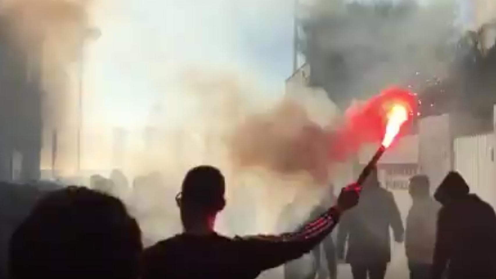 Un seguidor del Sevilla por las calles de Cádiz.