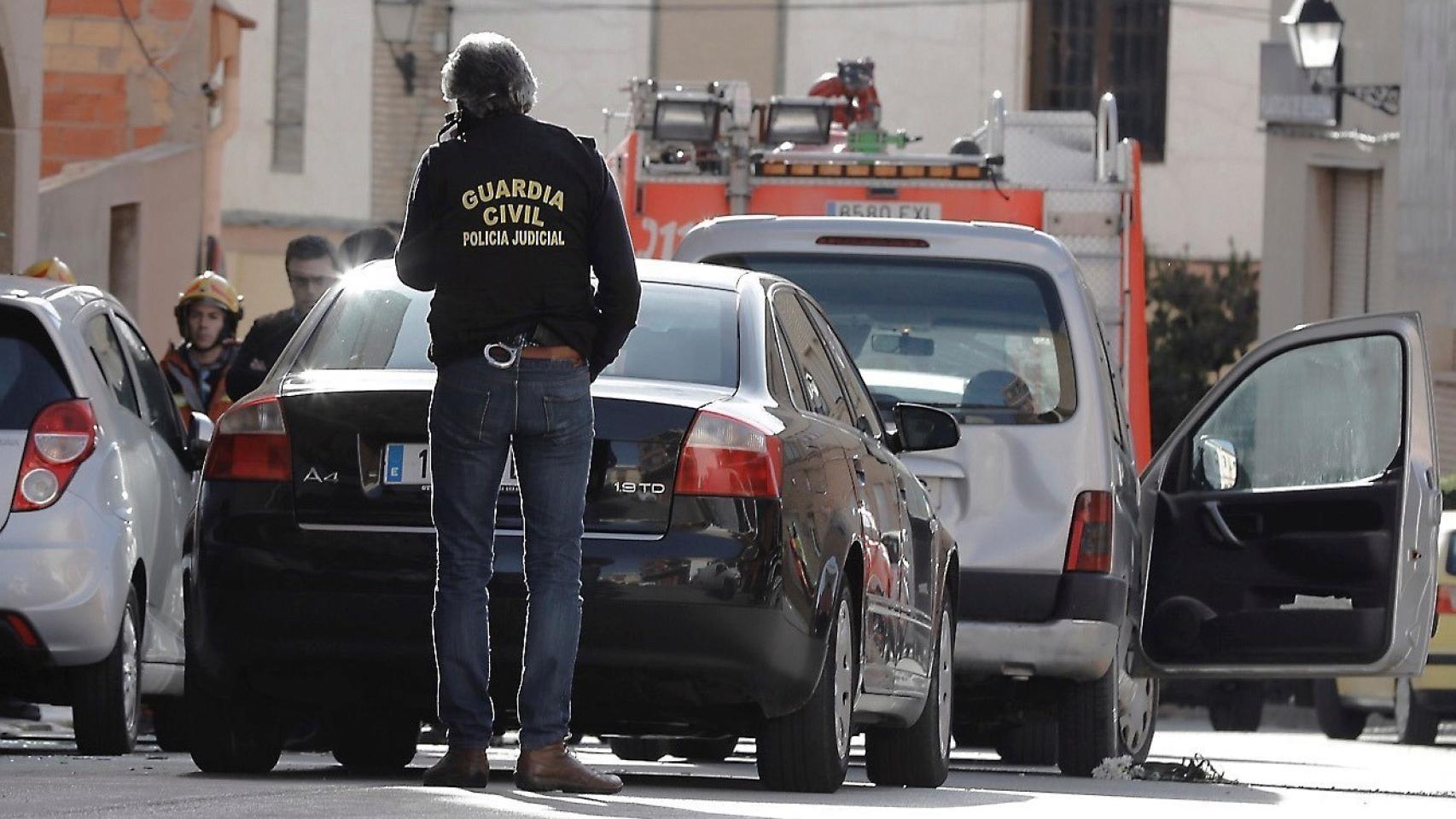 Efectivos policiales en las inmediaciones de la vivienda.