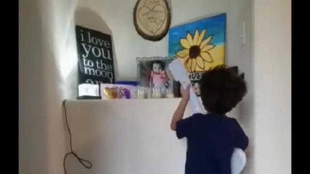 El pequeño canta una canción de la película Coco delante de la foto de su hermana