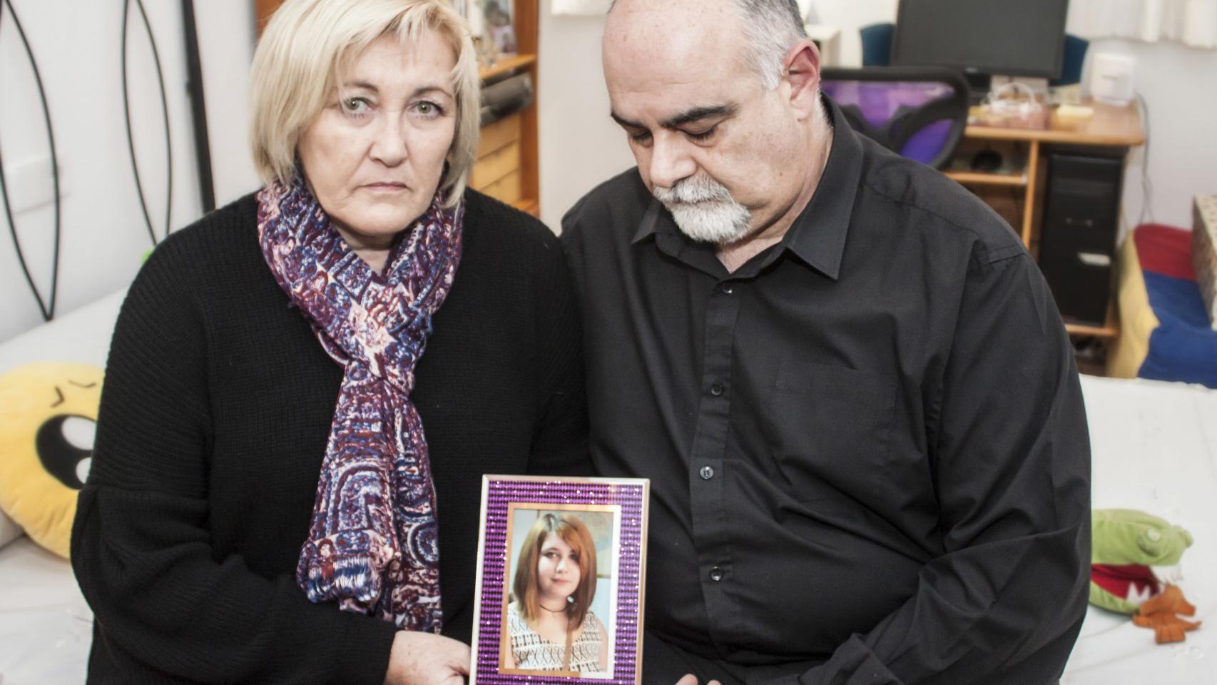 María Peligros y su esposo Joaquín perdieron a Lucía hace ahora un año. La niña sufrió bullying por parte de dos compañeros de su clase durante meses.