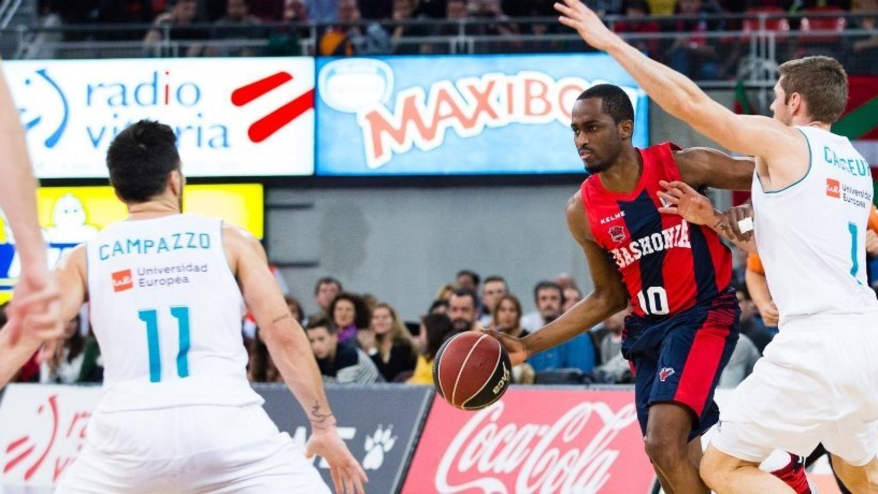 Campazzo y Causeur defendiendo a Beaubois en el Baskonia-Real Madrid. Foto: Twitter (@baskonia).