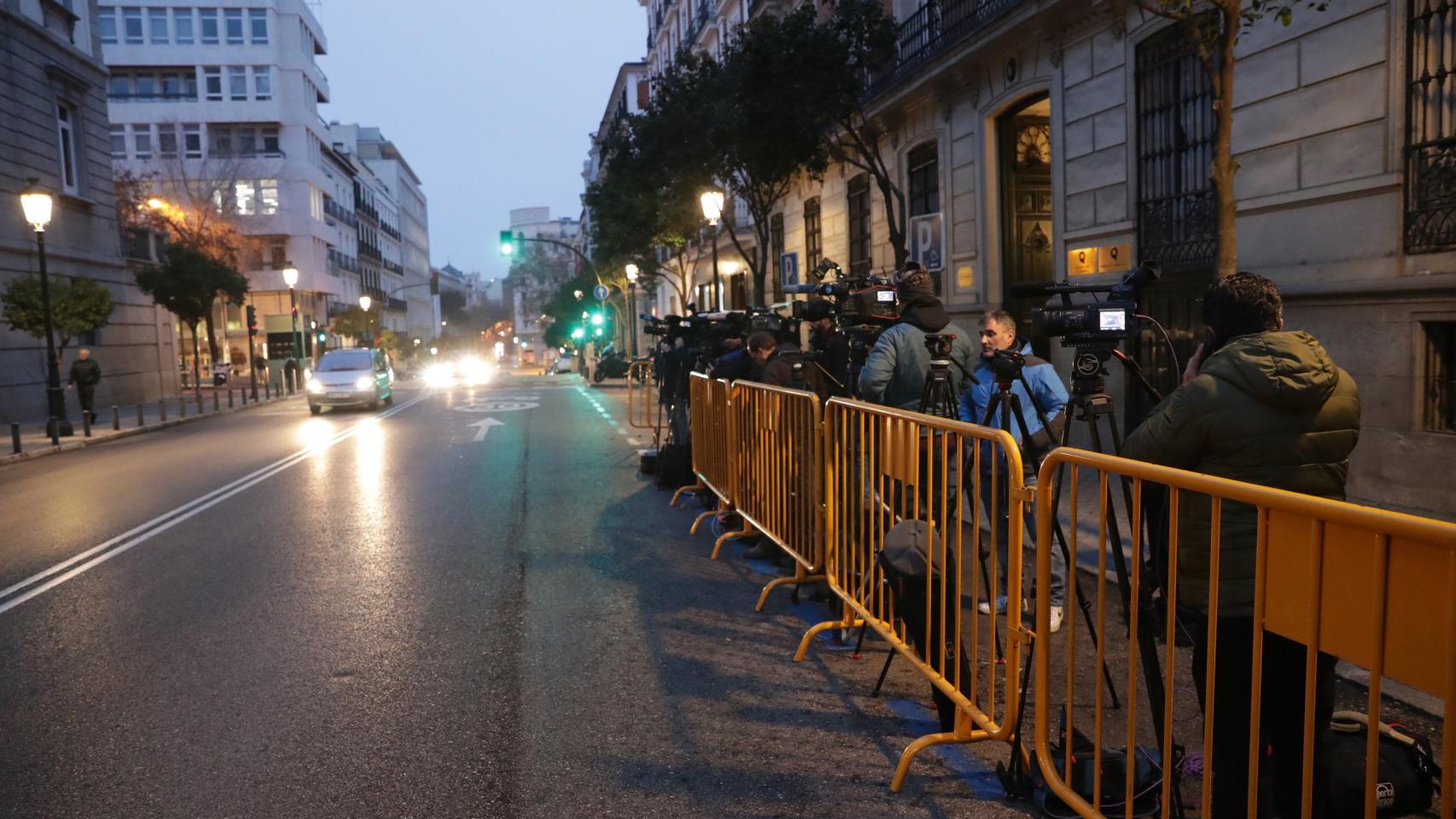 Medios de comunicación esperan en el Tribunal Supremo la llegada de Oriol Junqueras.