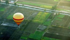 Un globo sobrevolando una aldea en Luxor en una imagen de archivo.