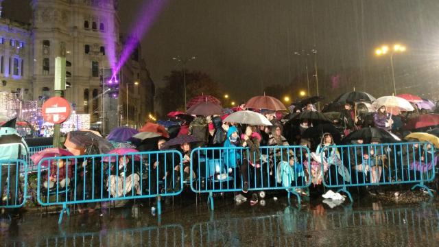 Los niños con discapacidad aguantaron la lluvia y el descontrol de la gente.