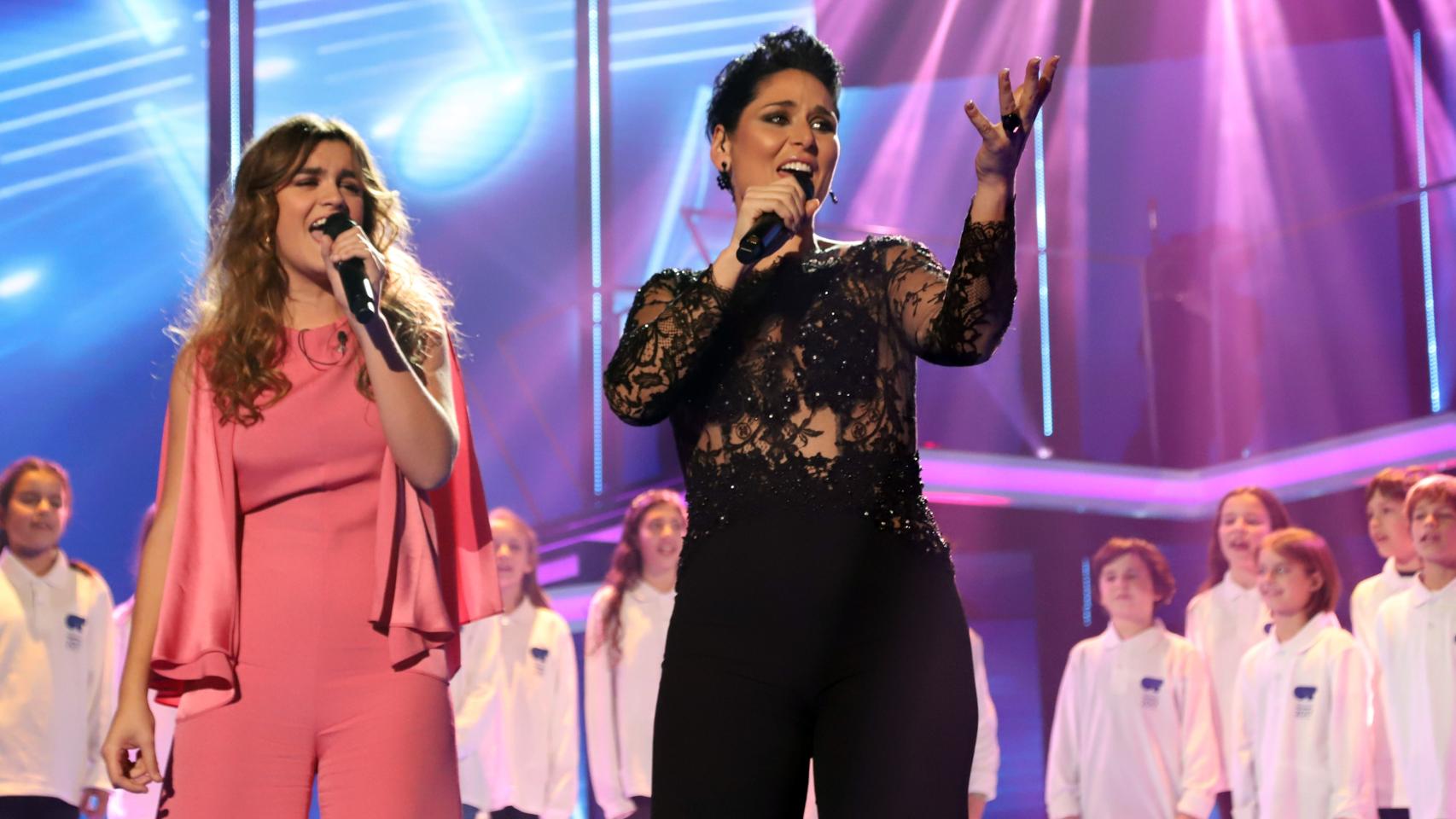 Rosa López junto a Amaia Romero.