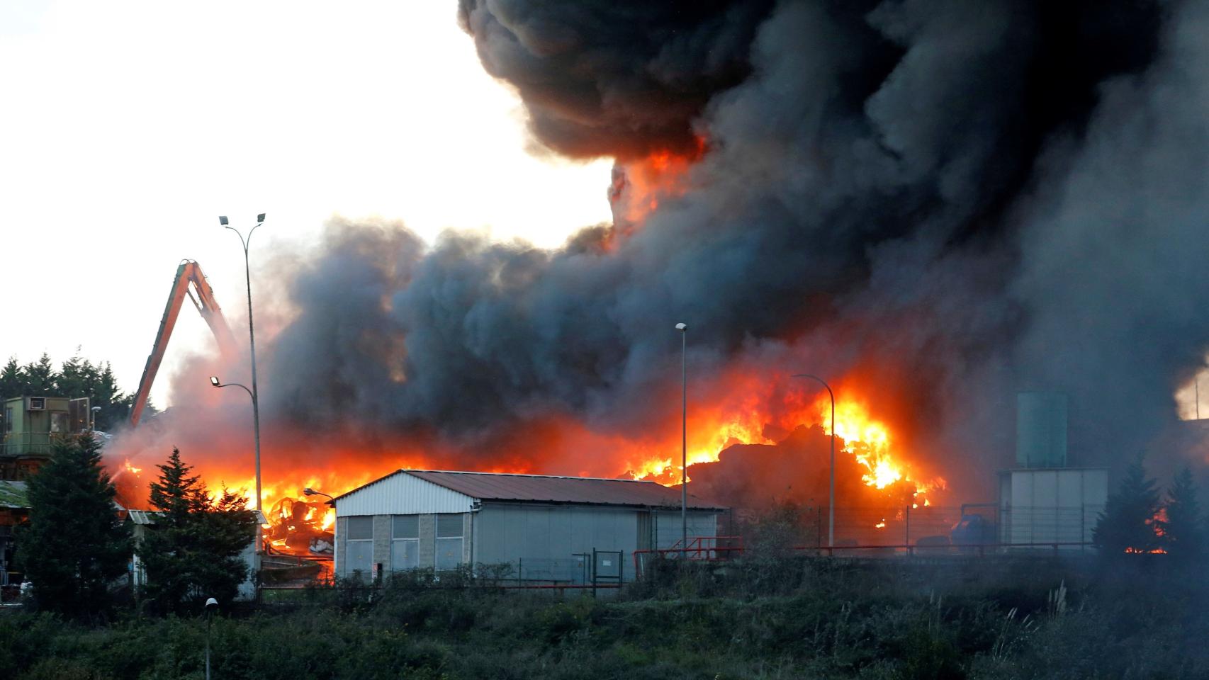 Los Bomberos de Gijón trabajan en las labores de extinción de un incendio en un empresa de desguaces.