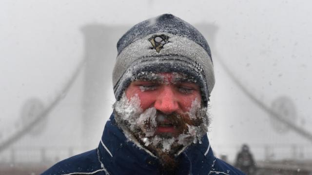 Un peatón camina sobre la nieve cruzando el puente de Brooklyn, en la ciudad de Nueva York.