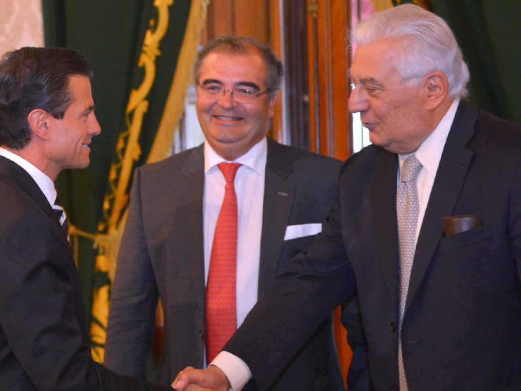El presidente de México, Ángel Peña Nieto (i), saluda a Ángel Ron (c) y Antonio del Valle (d).