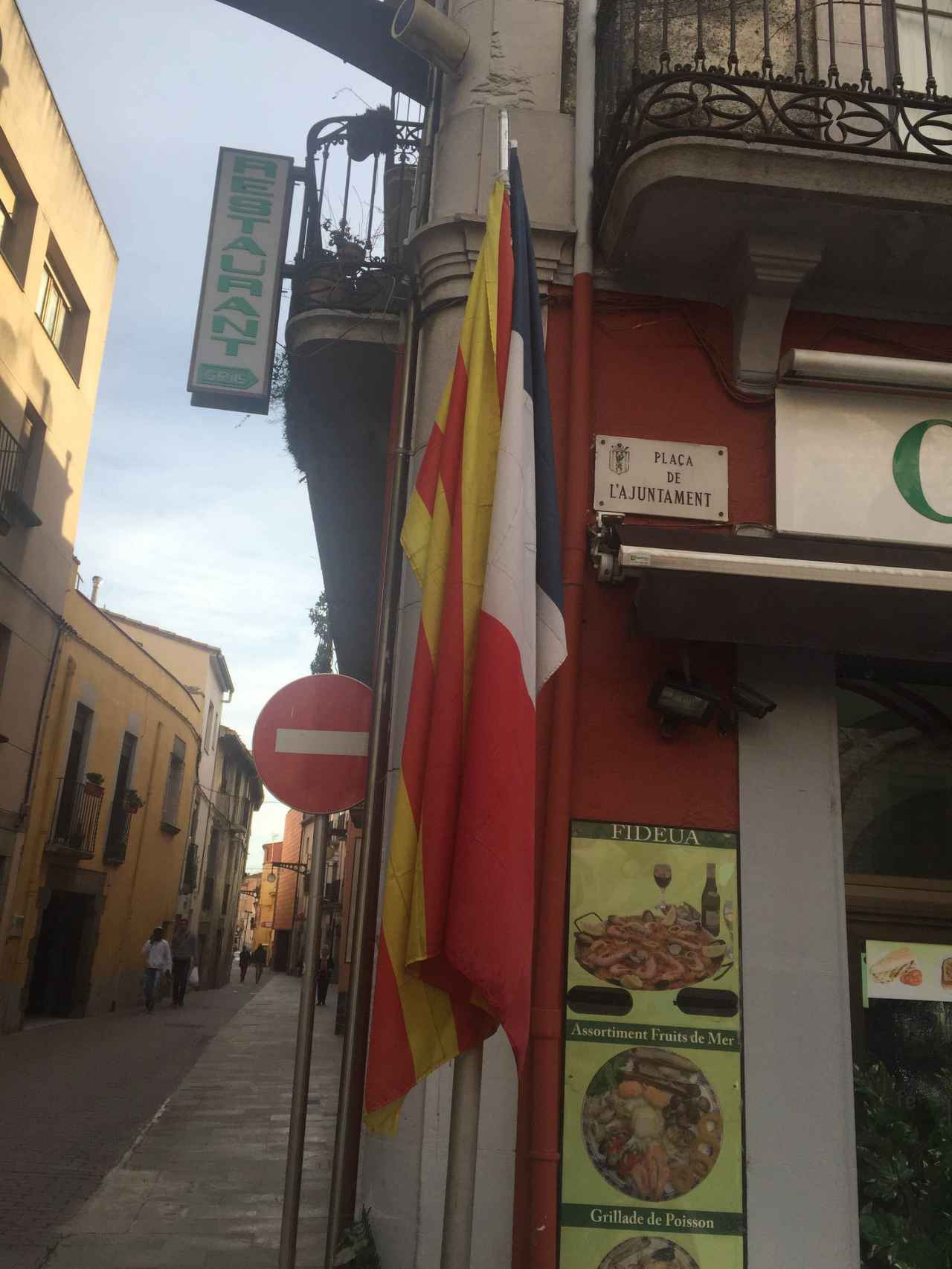 Las banderas de Cataluña y Francia en la plaza del Ayuntamiento de La Jonquera. Ni rastro de la española
