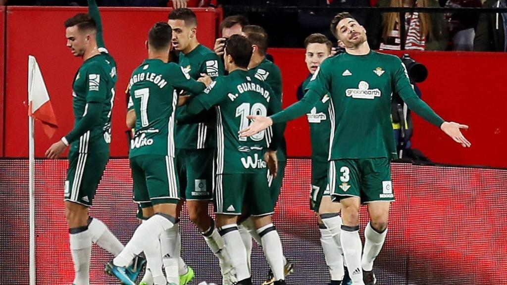 Los jugadores del Betis celebran un gol en el Pizjuán.