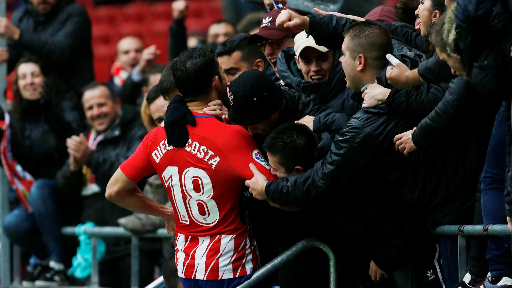 Diego Costa celebra la victoria con la afición antes de ser expulsado.