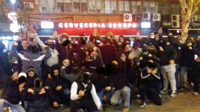 Supporters Sur, ultras del Betis, posan en el bar de Biris mientras se jugaba el Cadiz - Sevilla de Copa.