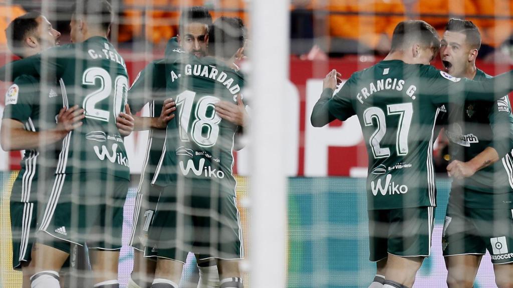 Los jugadores del Betis celebran uno de los cinco goles al Sevilla.