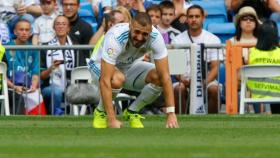 Benzema se lesiona ante el Levante. Foto: Manu Laya / El Bernabéu