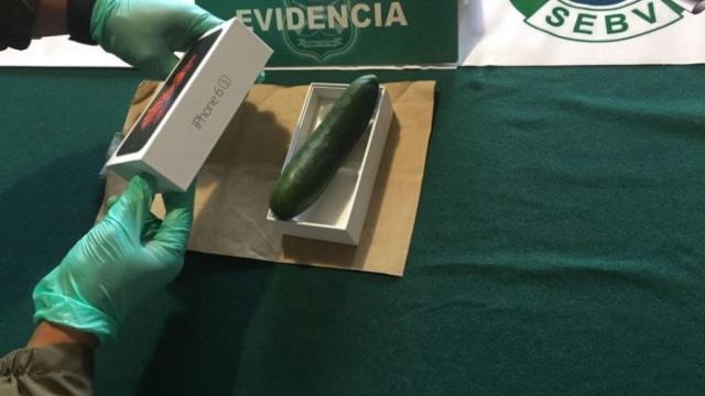 La mujer había metido un pepino en la caja del iPhone para simular el peso del teléfono