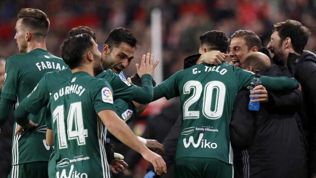 Jugadores del Betis celebran su victoria en el derbi en el Pizjuán.