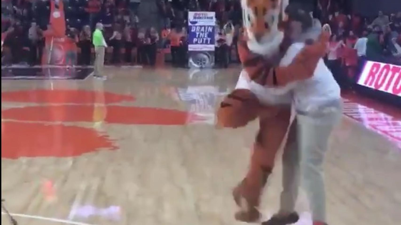 Así fue la celebración del putt del estudiante de Clemson.