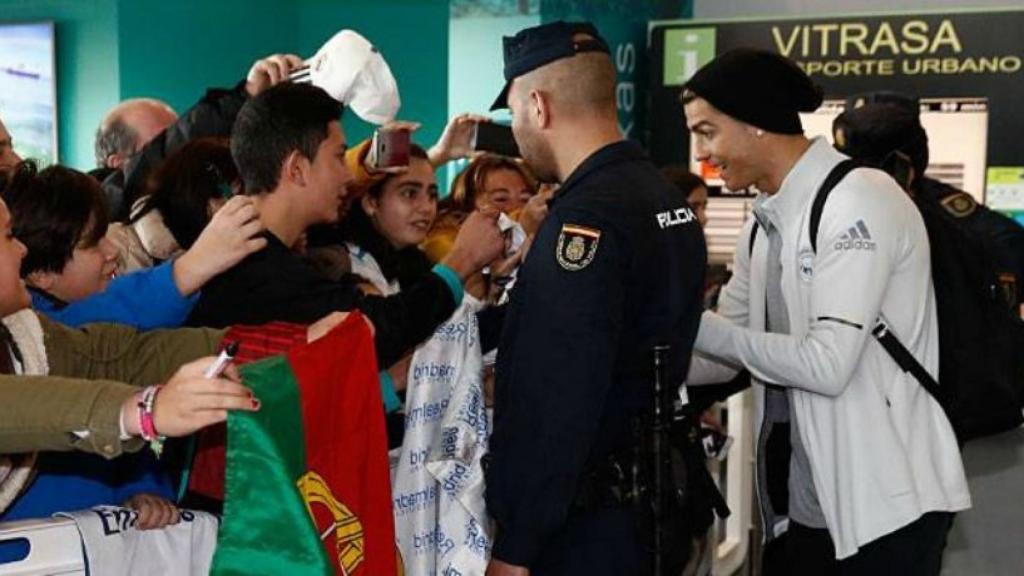 Cristiano firmando autógrafos en Vigo