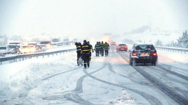 La nieve mantuvo en jaque el tráfico en la AP-6 este fin de semana.