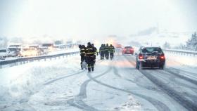 La Unidad Militar de Emergencias trabajando durante el caos vivido en la autopista AP-6 hace unas semanas.