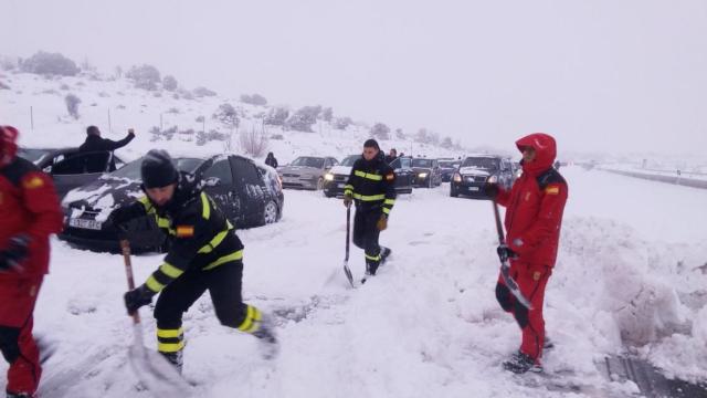 Efectivos de la Unidad Militar de Emergencias en la intervención para despejar la AP-6.