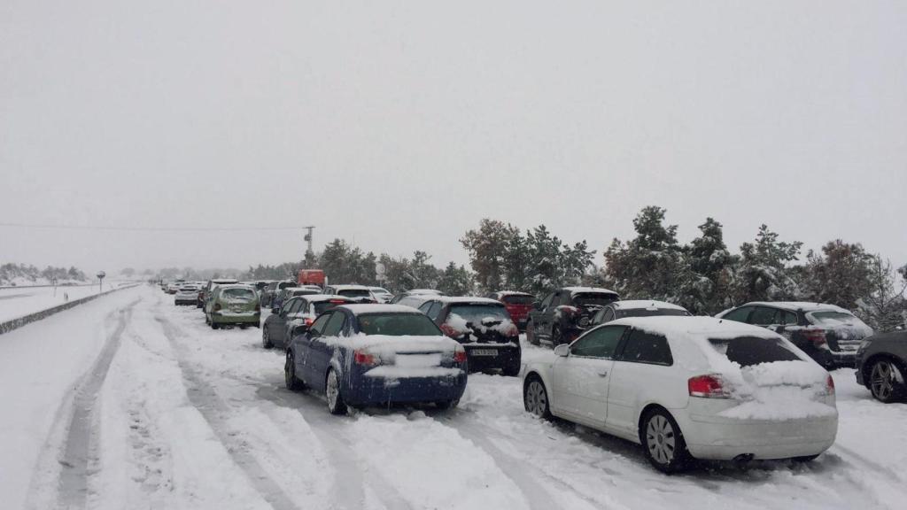 Coches atrapados en la nieve