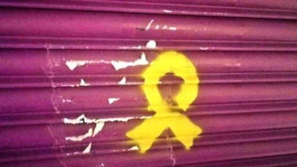 En la tienda de los padres de Albert Rivera han pintado un lazo amarillo