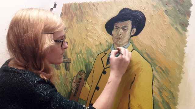 Una artista pintando un cuadro de Van Gogh para la película.