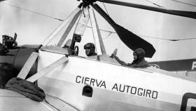 Juan de la Cierva y un acompañante en su autogiro.