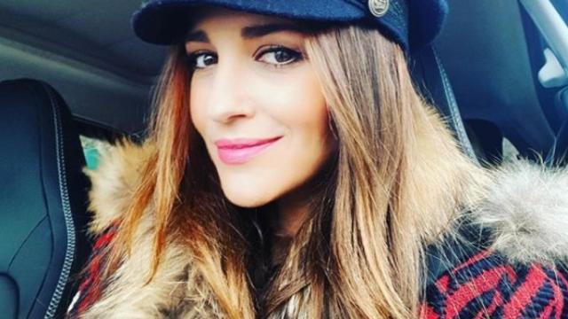 Paula Echevarría luce una gorra biker para una mañana de rebajas.