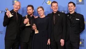 El equipo de Tres anuncios en las afueras posa con sus Globos de Oro.