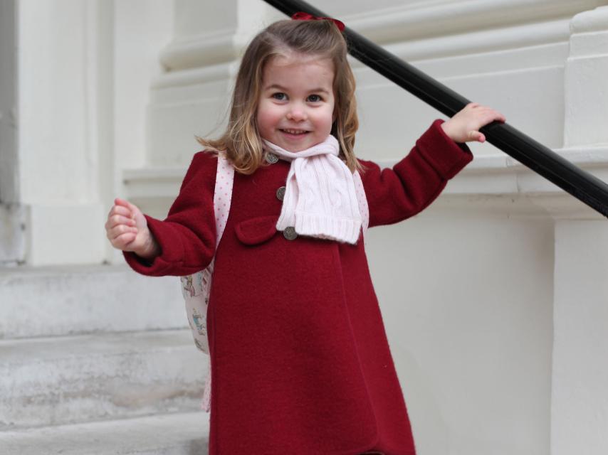 Charlotte de Cambridge posa antes de acudir a su primera clase.