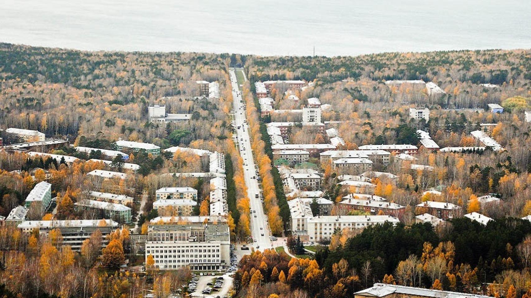 Akademgorodok se encuentra situada a unos 20 kilómetros a las afueras de la ciudad de Novosibirsk.