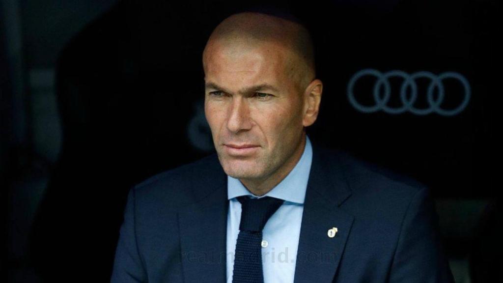 Zidane, en el banquillo del Bernabéu