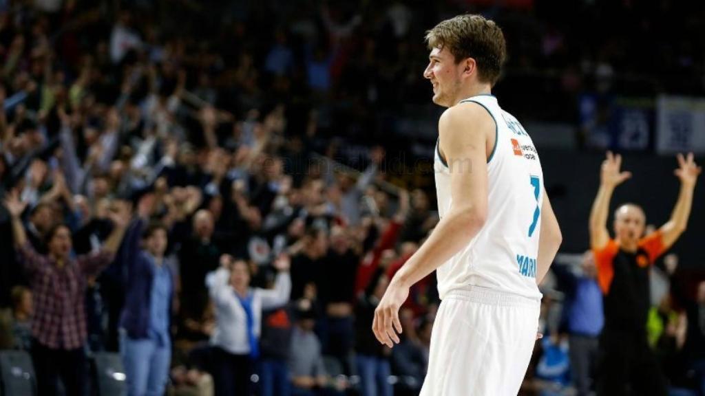 Doncic sonriendo a la afición