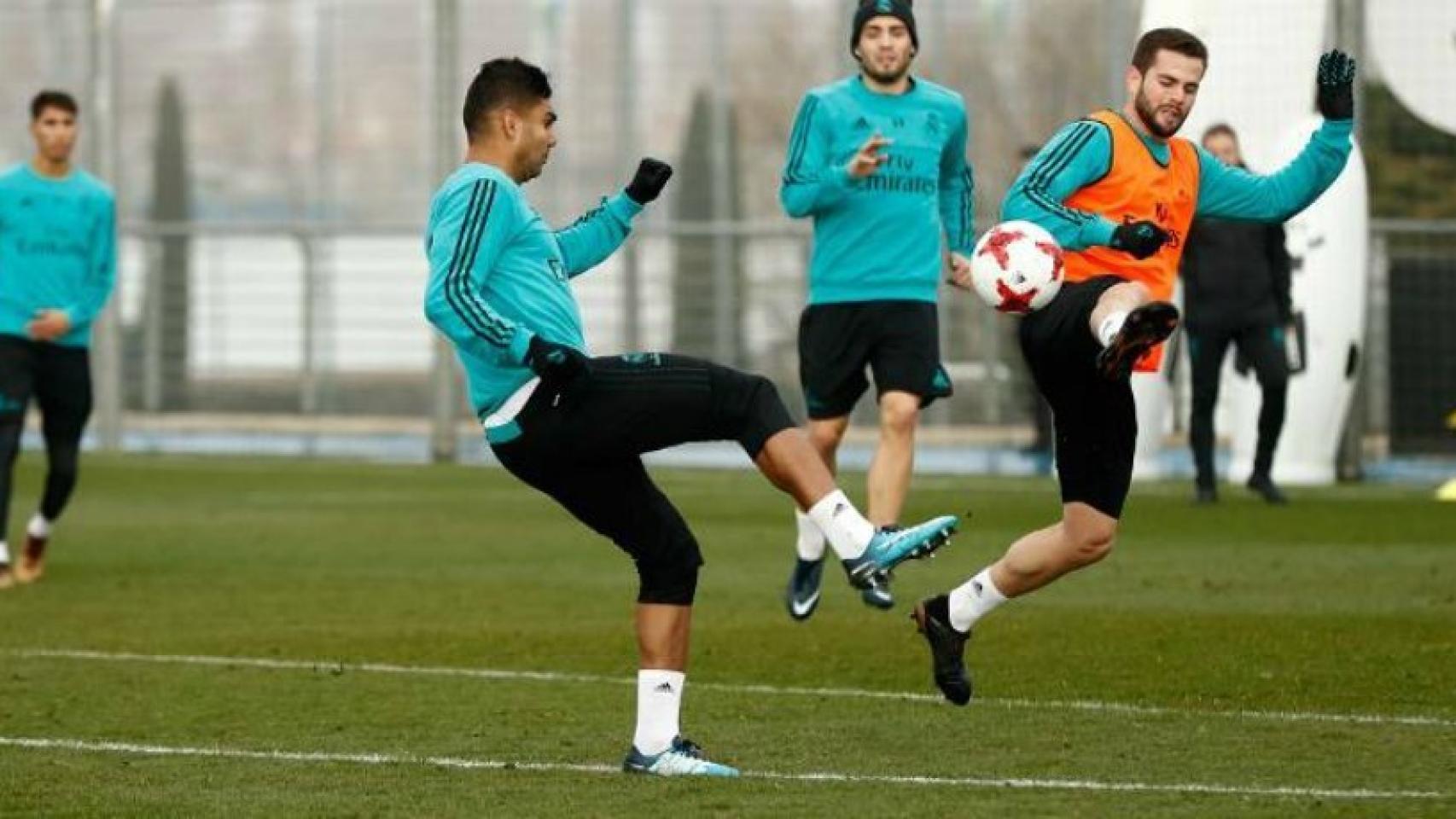 Casemiro y Nacho disputan un balón ante la mirada de Achraf y Kovacic