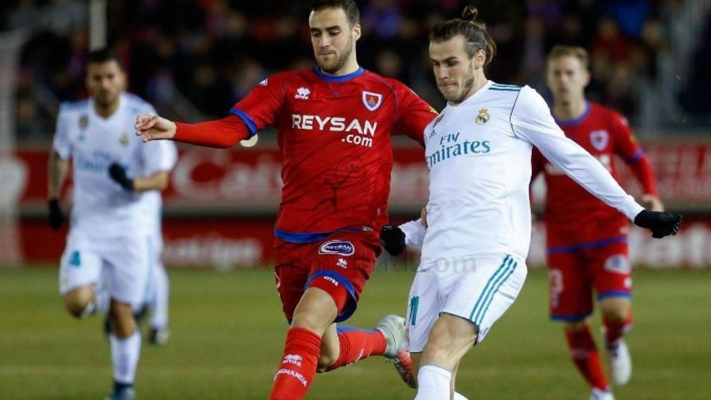 Bale, junto a un jugador del Numancia