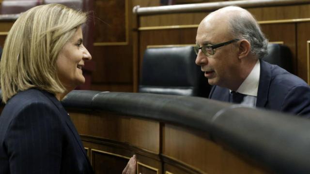 La ministra de Empleo, Fátima Báñez conversa con Cristóbal Montoro en una imagen de archivo.